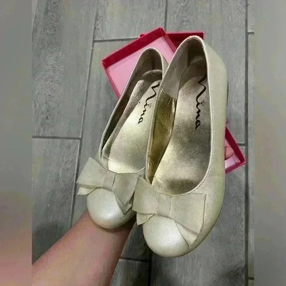 Girl Gold Flats Size 1​ - Picture 3 of 6